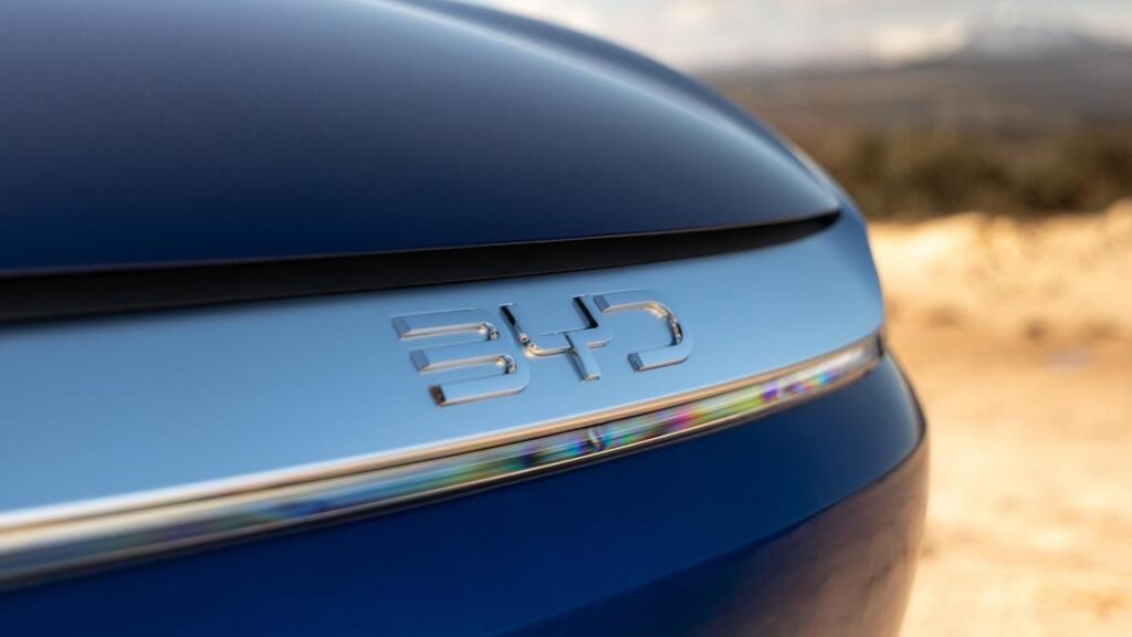 BYD informa la primera caída anual de ganancias mientras la