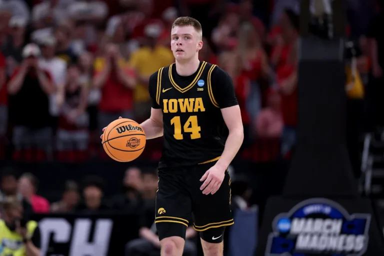 Bennett Stirtz vit le moment magique lors d'un match de