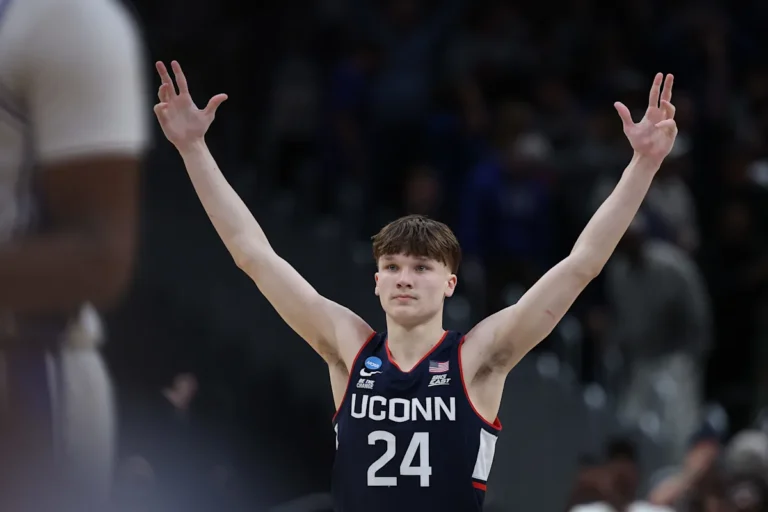Braylon Mullins d'UConn jure dans un micro chaud après un