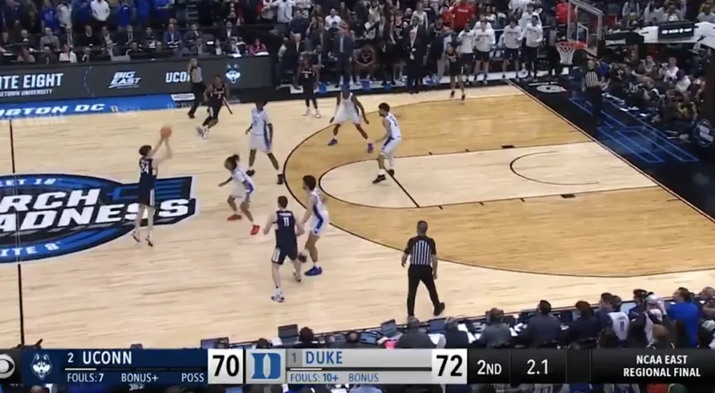 Braylon Mullins du Connecticut frappe un buzzer de 35 pieds