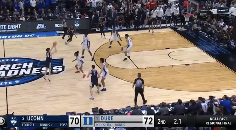 Braylon Mullins du Connecticut frappe un buzzer de 35 pieds