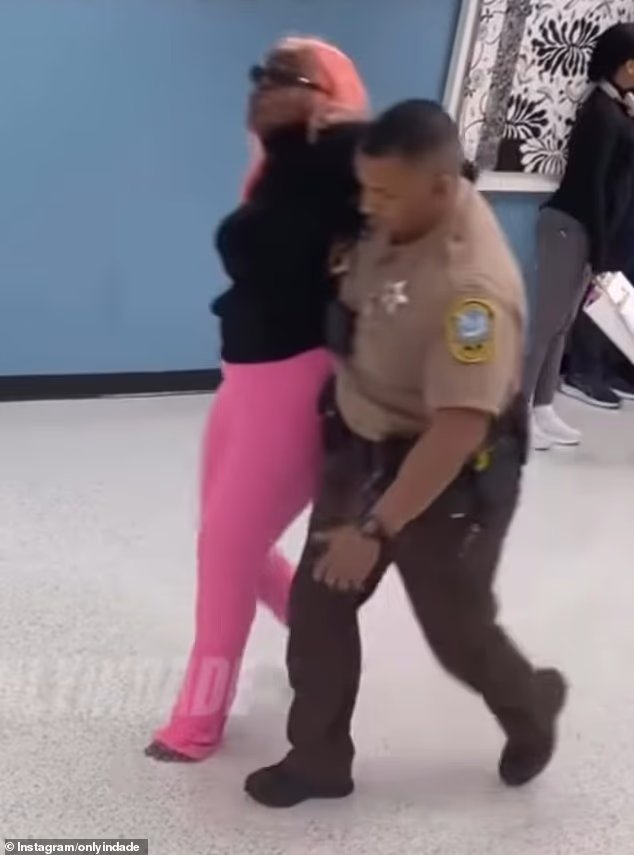 Chaos à l'aéroport de Miami après que trois femmes ont