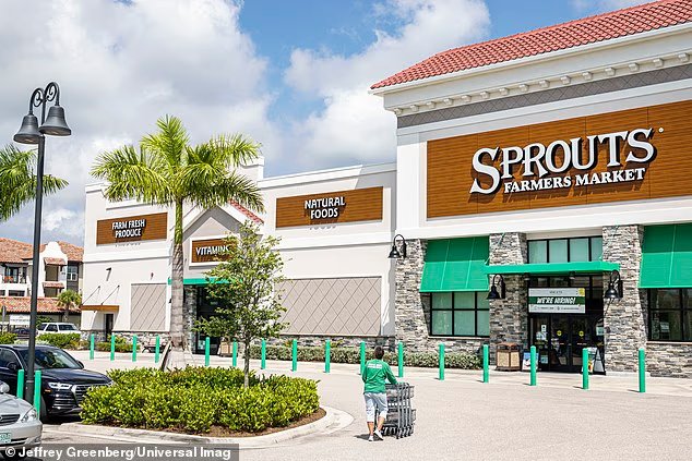 Du fromage frénétiquement retiré des étagères alors que trois personnes