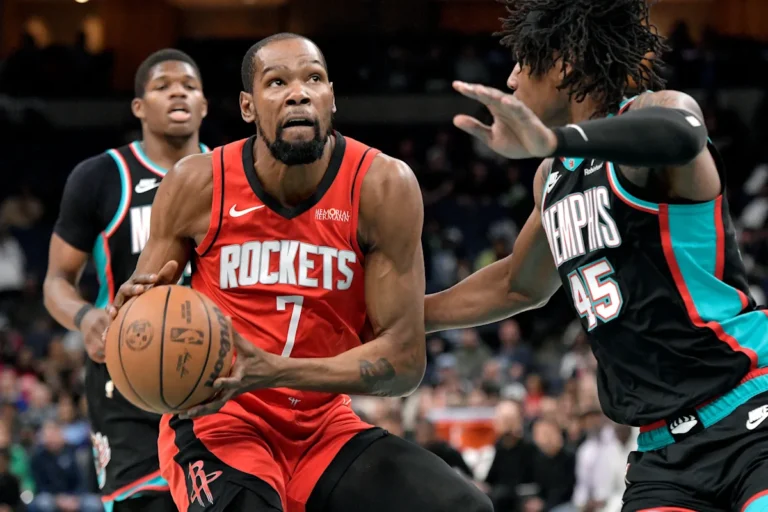 Durant marque 25 points pour mener le quatrième quart-temps, les