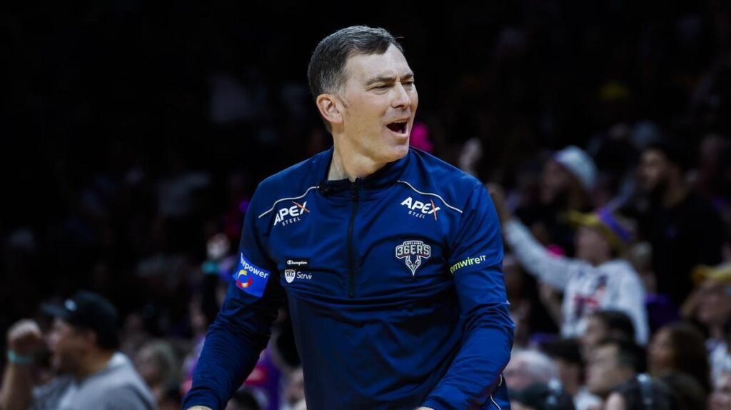 El entrenador de los Adelaide 36ers, Mike Wells, critica a