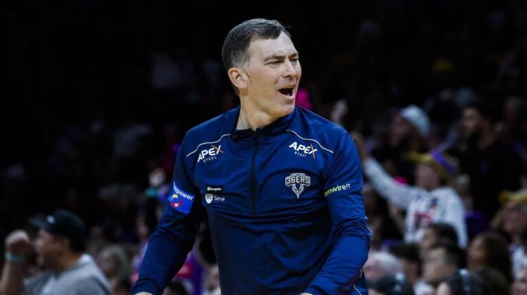 El entrenador de los Adelaide 36ers, Mike Wells, critica a