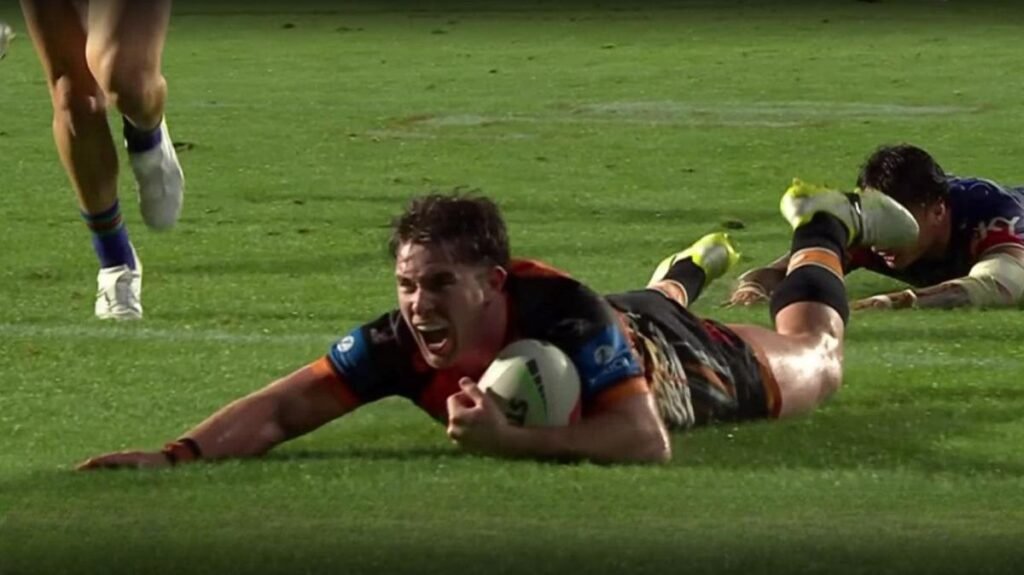 El entrenador de los Wests Tigers, Benji Marshall, interpreta a