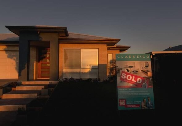 "El mercado está en crisis": los precios inmobiliarios regionales están