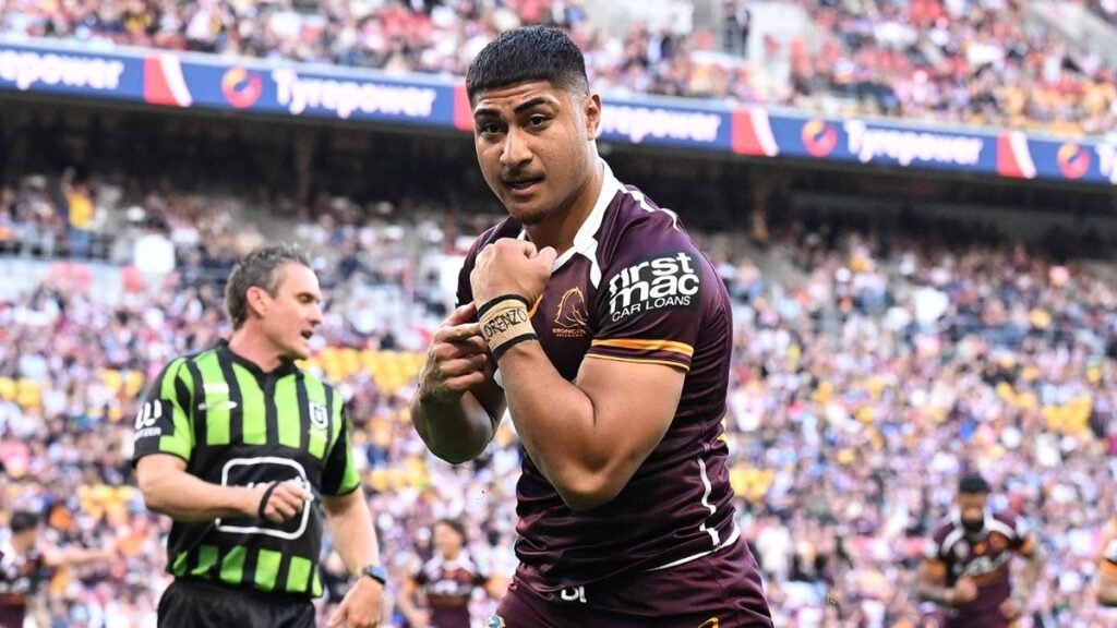 El volante de los Brisbane Broncos, Josiah Karapani, recibe un