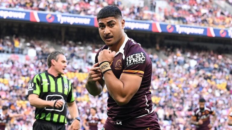 El volante de los Brisbane Broncos, Josiah Karapani, recibe un