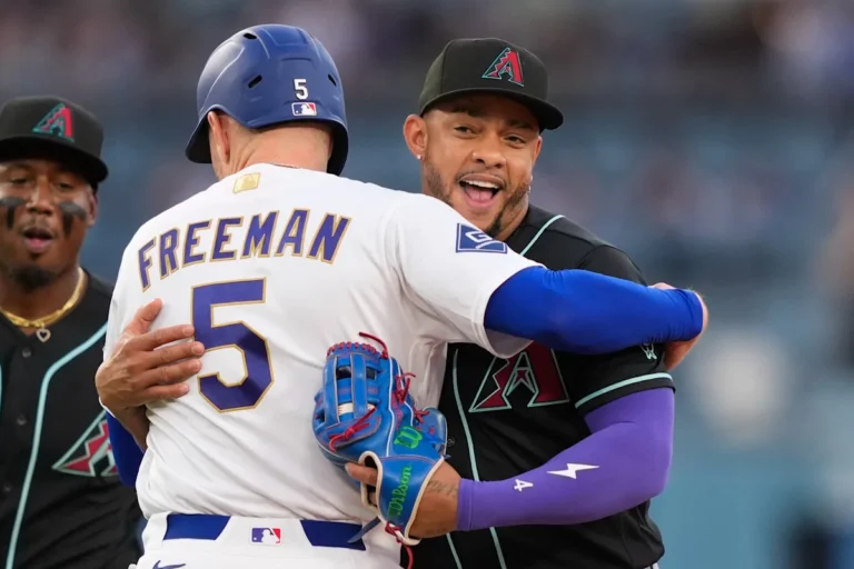 Freddie Freeman est embrassé par Ketel Marte lors de la