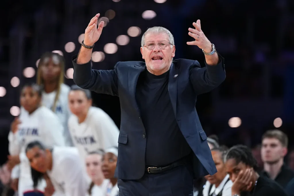 Geno Auriemma attaque la NCAA à propos du format bi-district