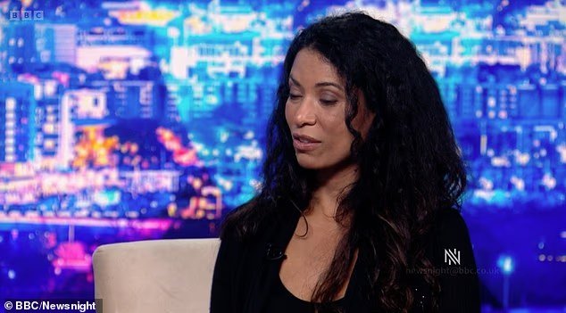 Jeffrey Epstein "a forcé une jeune femme à avoir des