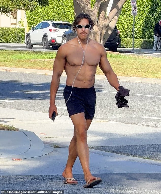 Joseph Baena, le fils d'Arnold Schwarzenegger, marche torse nu à