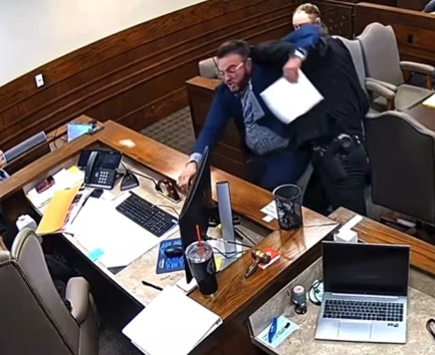 L'avocat joue la carte des transgenres lors d'une dispute houleuse