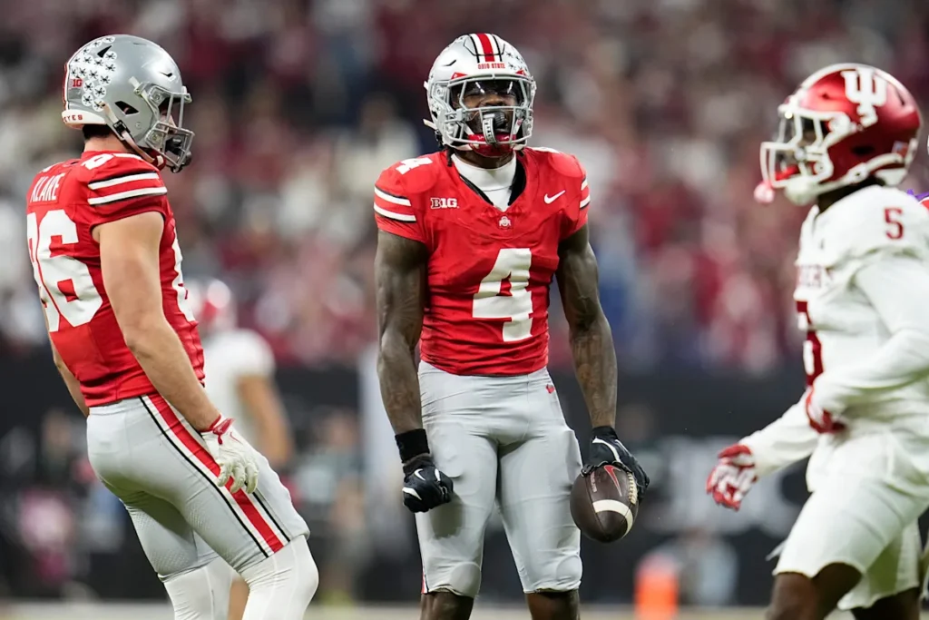 Le WR de l’Ohio State, Jeremy Smith, discute de la