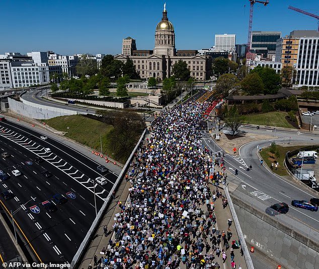 Le chaos éclate lors des manifestations No Kings à travers