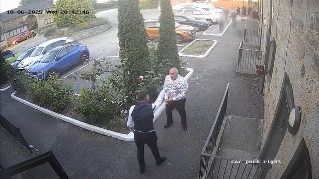 Le moment d'un toiletteur de chiens a été attaqué par