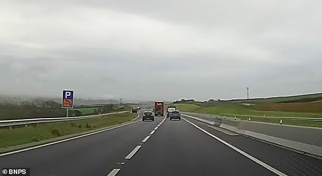 Le moment où un conducteur imprudent conduit un camion dans