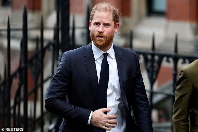 Le prince Harry réclame des « dommages-intérêts très substantiels »