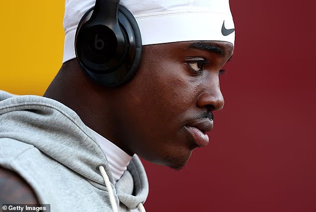 L'entraîneur déchire la bite d'une star du football universitaire lors