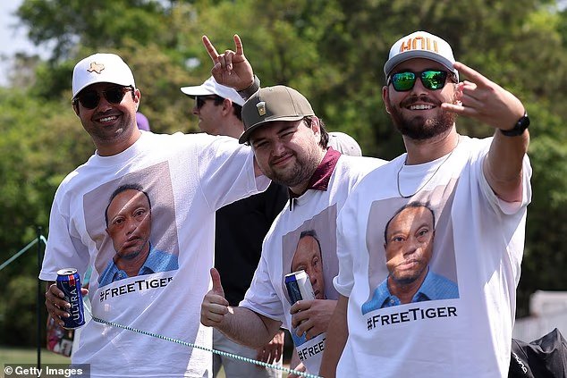 Les fans de golf portent des T-shirts Tiger Woods lors