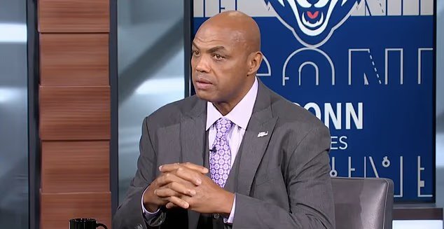 L'icône de la NBA, Charles Barkley, étourdit les téléspectateurs de