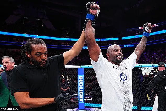 Moment gênant La star de l'UFC est forcée de revenir