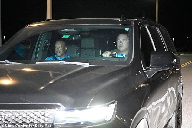 Qui fait partie du cercle restreint de Tiger Woods ?