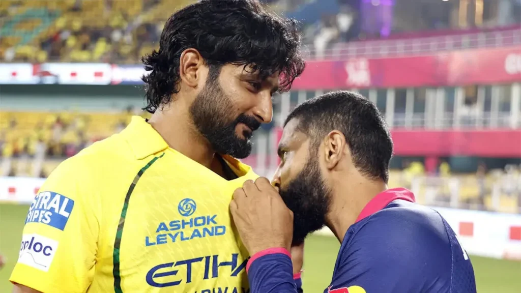 Ravindra Jadeja embrasse le badge CSK après la victoire de