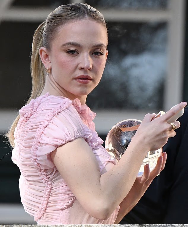 Sidney Sweeney est en rose alors que la star de