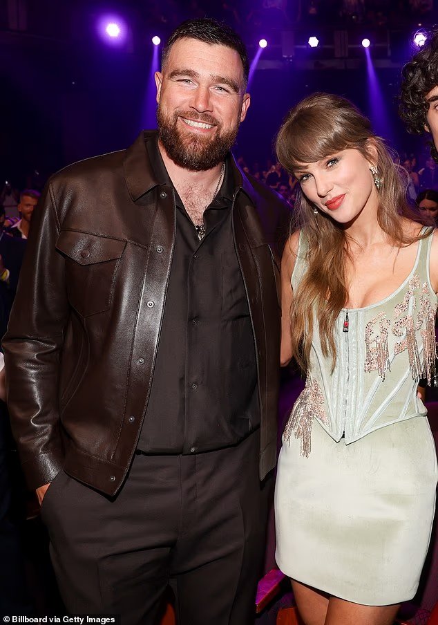 Taylor Swift et son fiancé Travis Kelce font leurs débuts