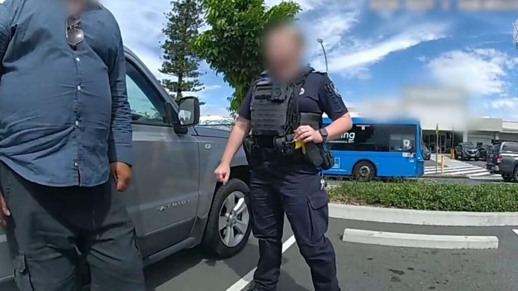 Tres acusados ​​de robar miles de dólares a víctimas ancianas