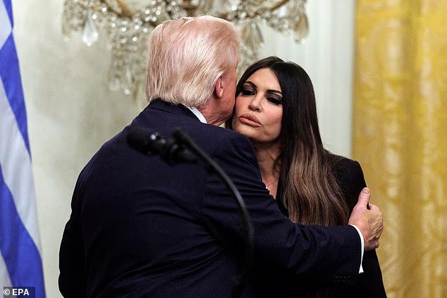 Trump taquine sa « reine grecque » Kimberly Guilfoyle alors