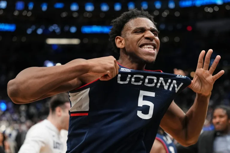 UConn bat Duke pour rejoindre l'Illinois, l'Arizona et le Michigan