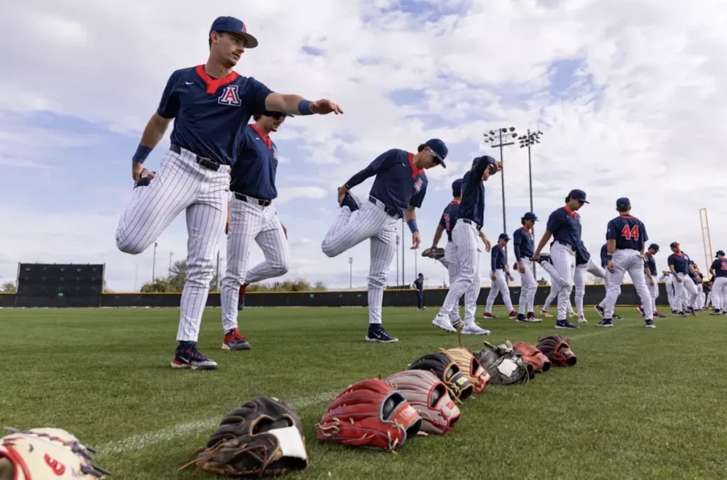 Un home run bat l'Arizona Baseball lors du premier match