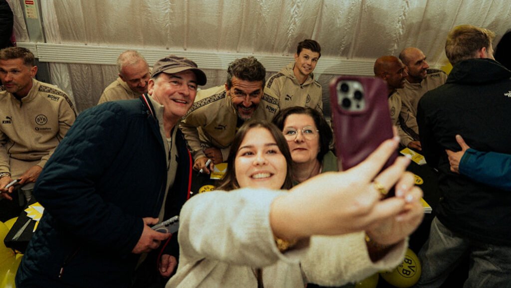 Une légende visite le quartier général des supporters du Borussia