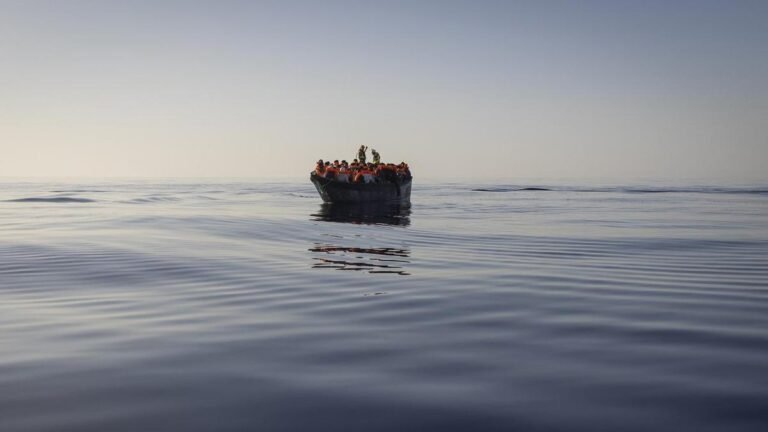Veintidós inmigrantes muertos y 26 rescatados en la isla de