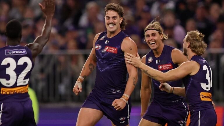 AFL 'Unicorn' Luke Jackson ofrece el espectáculo cuando Freo logra