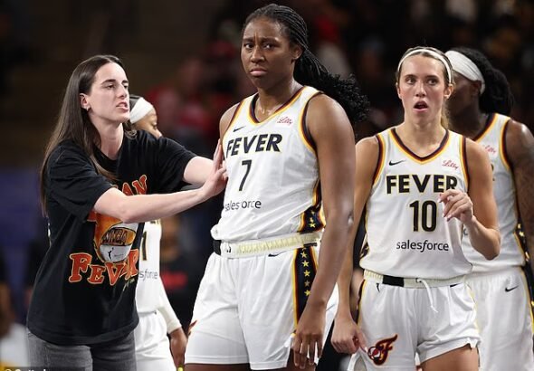 Aaliyah Boston, coéquipière d'Indiana Fever, accepte le contrat WNBA le