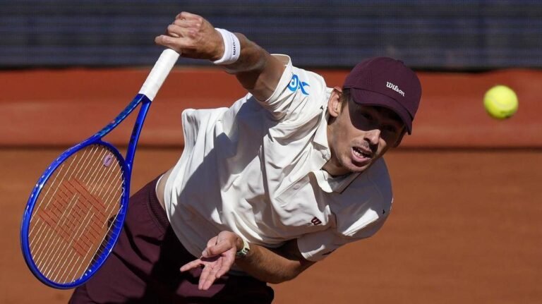 Álex de Miñaur y Carlos Alcaraz en curso de colisión