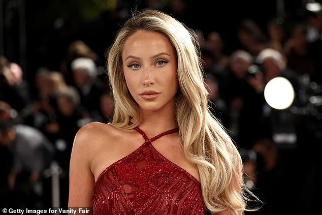 Alix Earl promet de sortir avec des joueurs de football