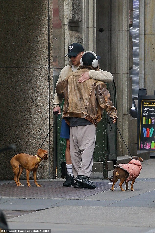 Amanda Batula partage un moment doux-amer avec Kyle Cook lors