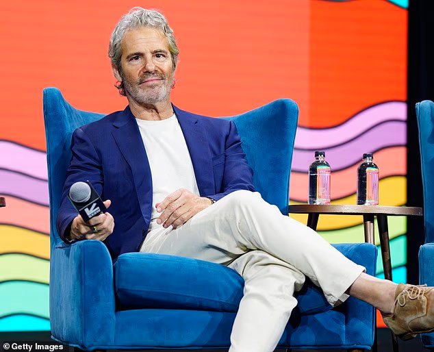 Andy Cohen aime le mari travesti de Christy Noem, Brian,