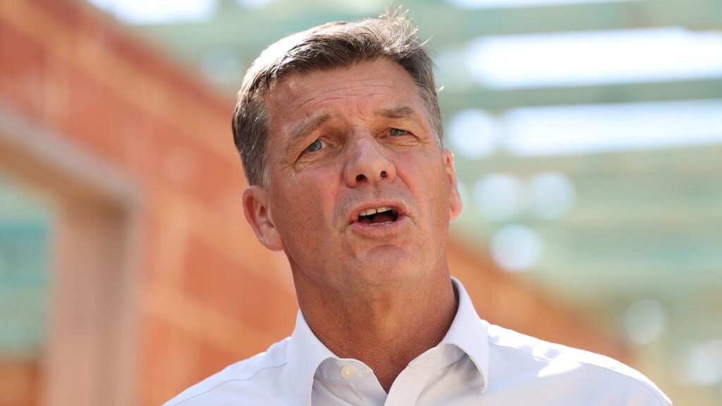 Angus Taylor culpa al uso excesivo de Bienvenido al país