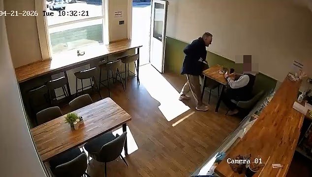 Au moment où il entre nonchalamment dans un café avec
