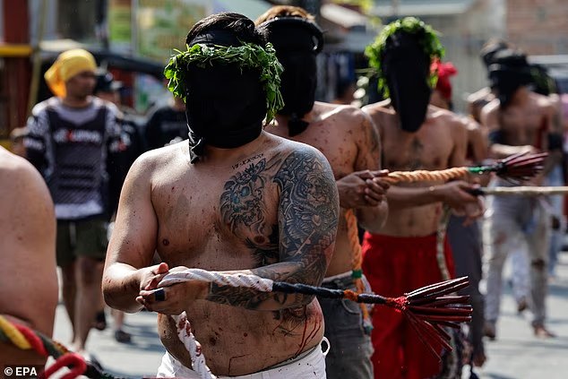 Aux Philippines, des fidèles catholiques aux yeux bandés se fouettent