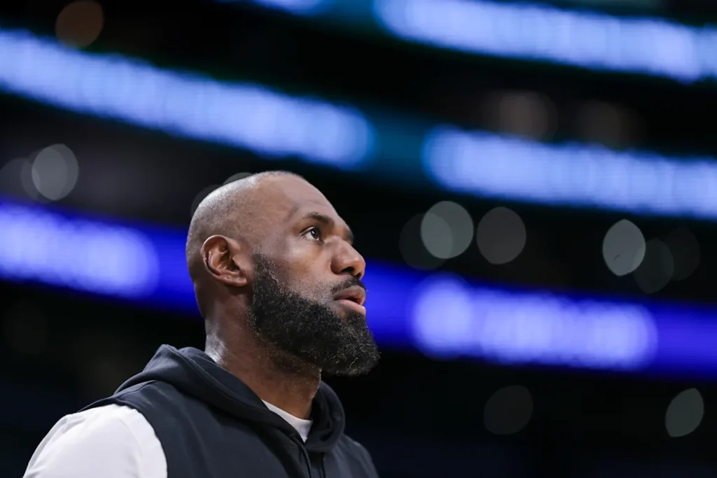Avec Doncic et Reeves des Lakers absents, LeBron James doit