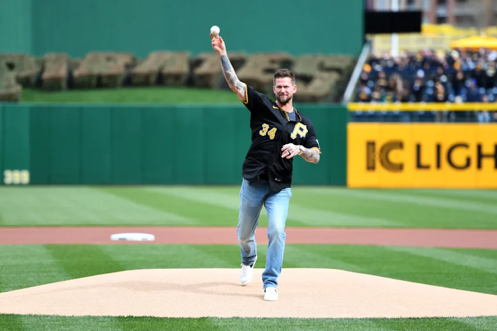 "Batman" revient et lance le premier lancer lors du match