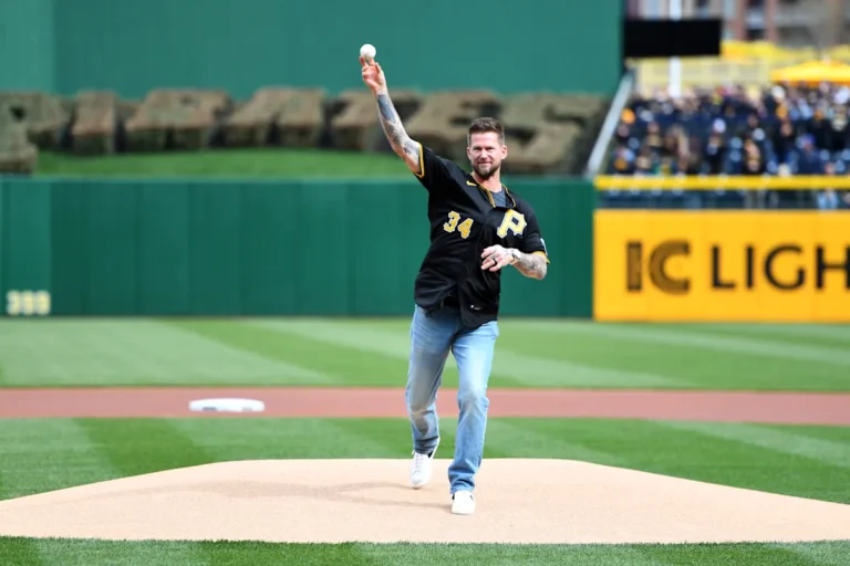 "Batman" revient et lance le premier lancer lors du match